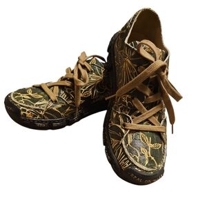 ROVERS Traction 400 London Floral Kiwi Shoes NWT Size 37